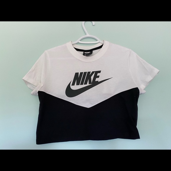 a brand new black and white nike cropped tee!! - Picture 1 of 2